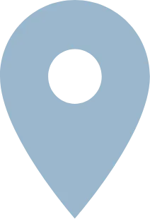 Symbol-Icon einer hellblauen Standortmarkierung auf dunklem Hintergrund, steht für Adresse oder Lage.